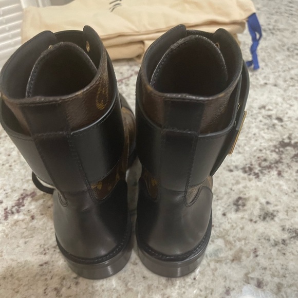 Louis Vuitton boots new with receipt.  Size 38 which is a size 7.5 women - Picture 8 of 11